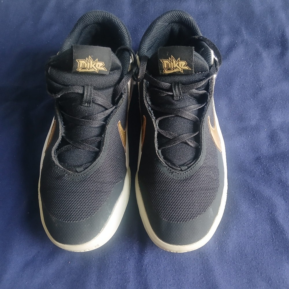 Nike Kids Black and Gold Sneakers Hustle DX Black/Gold/White Size 4.5